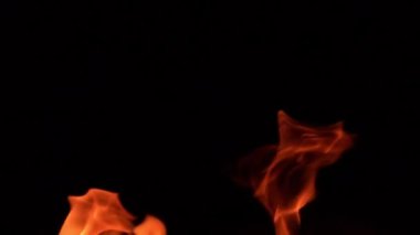Siyah arkaplanda yanan ateşin yavaş çekim görüntüleri.