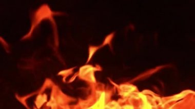 Siyah arkaplanda yanan ateşin yavaş çekim görüntüleri.