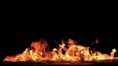 Siyah arkaplanda yanan ateşin yavaş çekim görüntüleri.