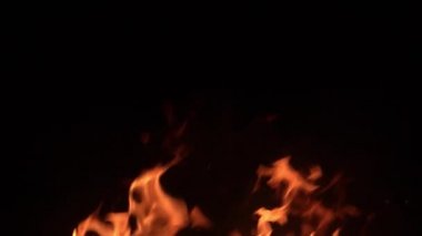Siyah arkaplanda yanan ateşin yavaş çekim görüntüleri.