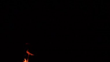 Siyah arkaplanda yanan ateşin yavaş çekim görüntüleri.