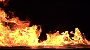 Siyah arkaplanda yanan ateşin yavaş çekim görüntüleri.
