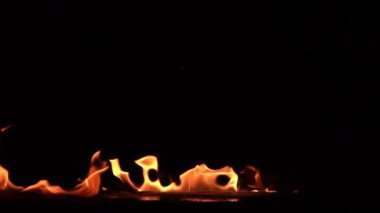 Siyah arkaplanda yanan ateşin yavaş çekim görüntüleri.