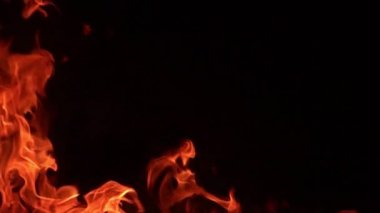 Siyah arkaplanda yanan ateşin yavaş çekim görüntüleri.