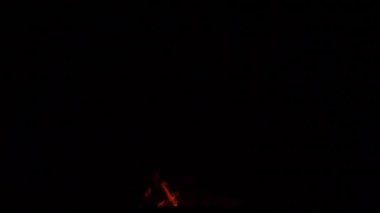 Siyah arkaplanda yanan ateşin yavaş çekim görüntüleri.