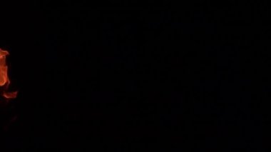 Siyah arkaplanda yanan ateşin yavaş çekim görüntüleri.