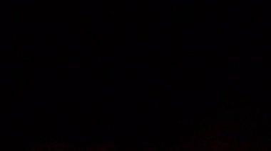 Siyah arkaplanda yanan ateşin yavaş çekim görüntüleri.