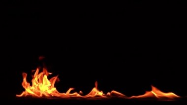Siyah arkaplanda yanan ateşin yavaş çekim görüntüleri.