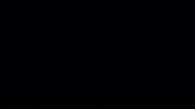 Siyah arkaplanda yanan ateşin yavaş çekim görüntüleri.