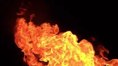 Siyah arkaplanda yanan ateşin yavaş çekim görüntüleri.