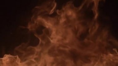 Siyah arkaplanda yanan ateşin yavaş çekim görüntüleri.