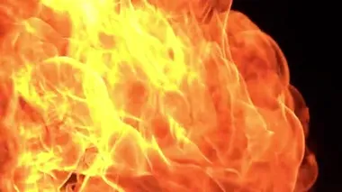 Siyah arkaplanda yanan ateşin yavaş çekim görüntüleri.
