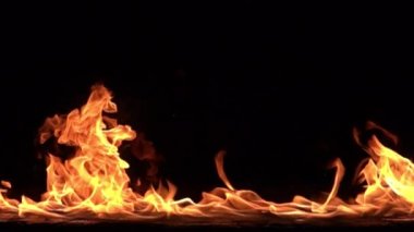 Siyah arkaplanda yanan ateşin yavaş çekim görüntüleri.