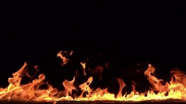 Siyah arkaplanda yanan ateşin yavaş çekim görüntüleri.