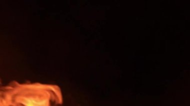 Siyah arkaplanda yanan ateşin yavaş çekim görüntüleri.