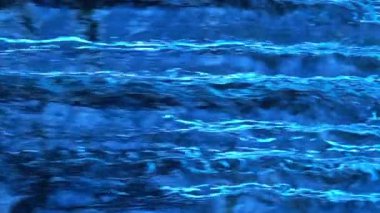 Arka plan için yavaş çekimde güzel küçük şelalenin yakın çekim görüntüleri