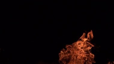 Siyah arkaplanda yanan ateşin yavaş çekim görüntüleri.