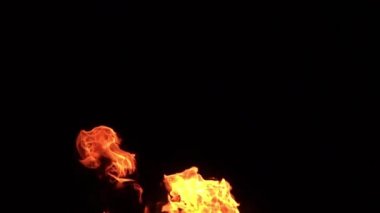 Siyah arkaplanda yanan ateşin yavaş çekim görüntüleri.