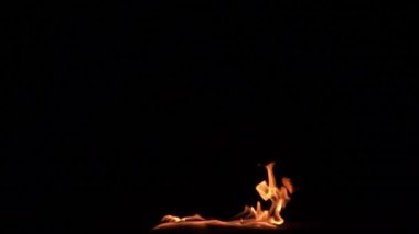 Siyah arkaplanda yanan ateşin yavaş çekim görüntüleri.