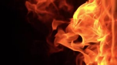 Siyah arkaplanda yanan ateşin yavaş çekim görüntüleri.