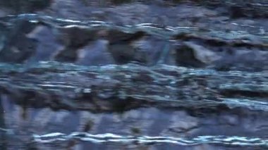 Arka plan için yavaş çekimde güzel küçük şelalenin yakın çekim görüntüleri