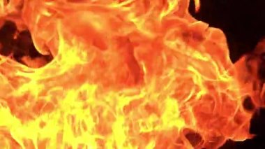 Siyah arkaplanda yanan ateşin yavaş çekim görüntüleri.