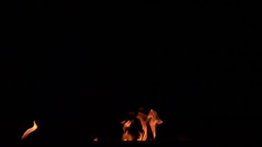 Siyah arkaplanda yanan ateşin yavaş çekim görüntüleri.