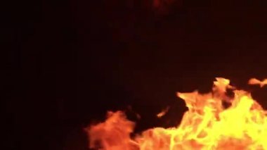 Siyah arkaplanda yanan ateşin yavaş çekim görüntüleri.