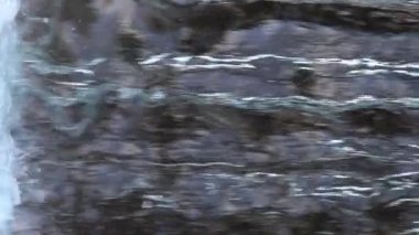 Arka plan için yavaş çekimde güzel küçük şelalenin yakın çekim görüntüleri