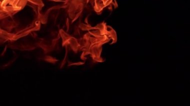 Siyah arkaplanda yanan ateşin yavaş çekim görüntüleri.