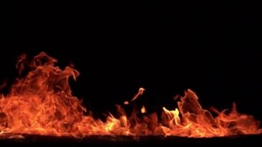 Siyah arkaplanda yanan ateşin yavaş çekim görüntüleri.