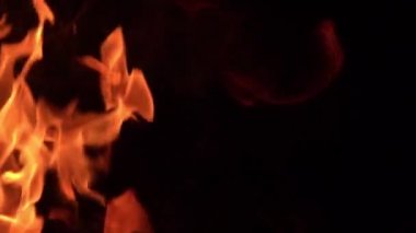 Siyah arkaplanda yanan ateşin yavaş çekim görüntüleri.