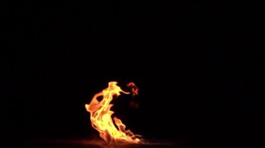 Siyah arkaplanda yanan ateşin yavaş çekim görüntüleri.