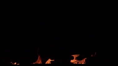 Siyah arkaplanda yanan ateşin yavaş çekim görüntüleri.