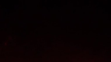 Siyah arkaplanda yanan ateşin yavaş çekim görüntüleri.