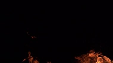 Siyah arkaplanda yanan ateşin yavaş çekim görüntüleri.