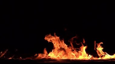 Siyah arkaplanda yanan ateşin yavaş çekim görüntüleri.