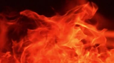Siyah arkaplanda yanan ateşin yavaş çekim görüntüleri.