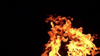 Siyah arkaplanda yanan ateşin yavaş çekim görüntüleri.
