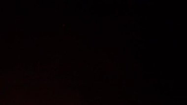 Siyah arkaplanda yanan ateşin yavaş çekim görüntüleri.