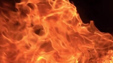 Siyah arkaplanda yanan ateşin yavaş çekim görüntüleri.