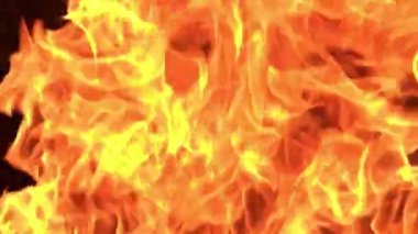 Siyah arkaplanda yanan ateşin yavaş çekim görüntüleri.