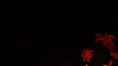 Siyah arkaplanda yanan ateşin yavaş çekim görüntüleri.