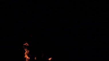 Siyah arkaplanda yanan ateşin yavaş çekim görüntüleri.