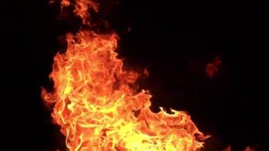 Siyah arkaplanda yanan ateşin yavaş çekim görüntüleri.