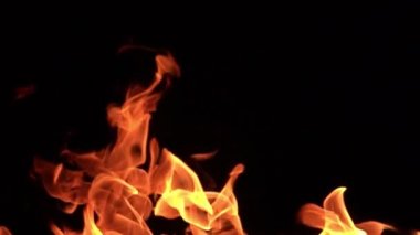 Siyah arkaplanda yanan ateşin yavaş çekim görüntüleri.