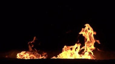 Siyah arkaplanda yanan ateşin yavaş çekim görüntüleri.