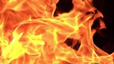 Siyah arkaplanda yanan ateşin yavaş çekim görüntüleri.
