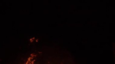 Siyah arkaplanda yanan ateşin yavaş çekim görüntüleri.