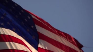Amerikan Bayrağının rüzgarda dalgalanırken çekilmiş yavaş çekim görüntüleri.